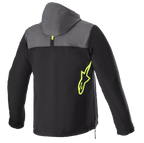 Alpinestars Sherpa Hoodie, widok z tyłu, kolor ciemnoszary i czarny z jaskrawożółtymi akcentami, neonowe żółte logo gwiazdy z boku, motocyklowa kurtka softshell z kapturem, boczny zamek, odzież do jazdy miejskiej