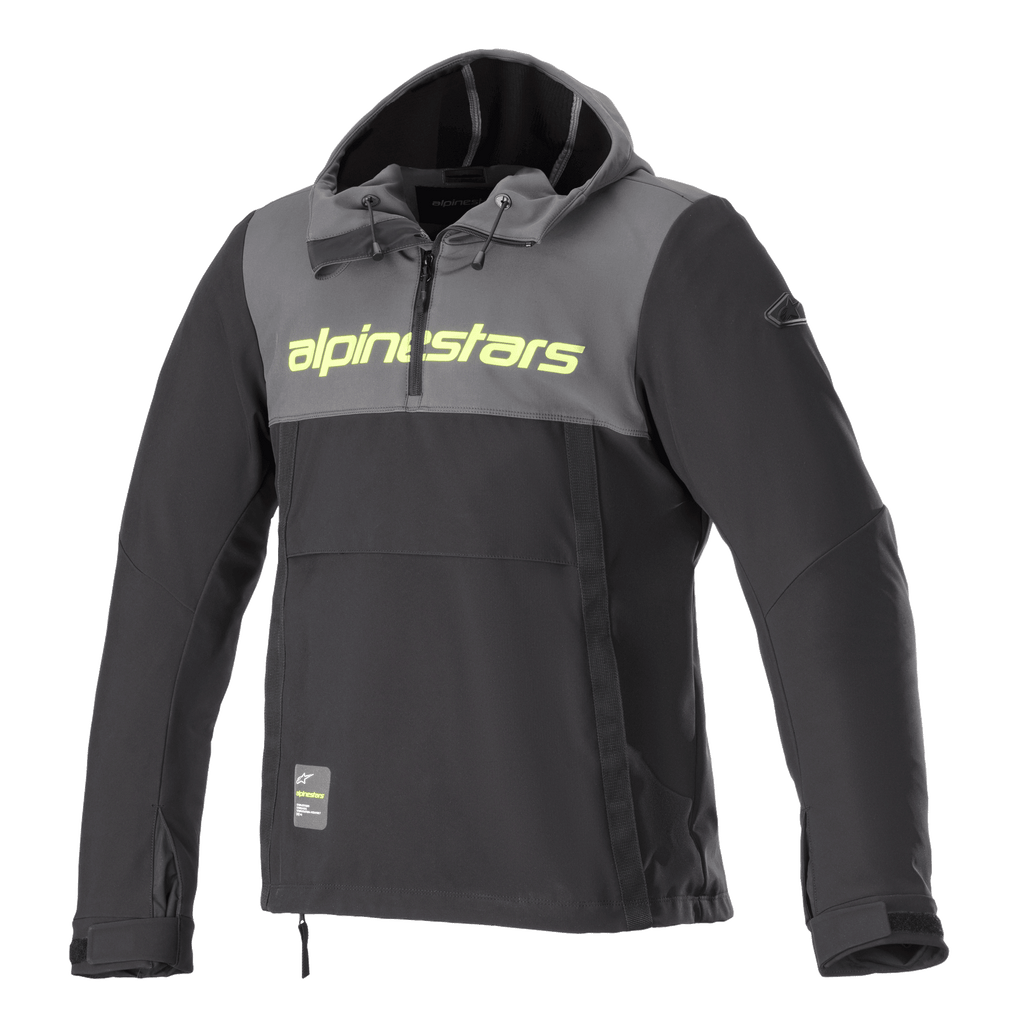 Alpinestars Sherpa Hoodie, techniczna bluza motocyklowa, szaro-czarna, neonowe żółte logo na klatce piersiowej, fason anorak z kapturem i krótkim zamkiem, miejska kurtka motocyklowa softshell