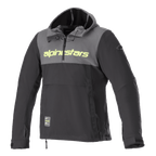 Alpinestars Sherpa Hoodie, techniczna bluza motocyklowa, szaro-czarna, neonowe żółte logo na klatce piersiowej, fason anorak z kapturem i krótkim zamkiem, miejska kurtka motocyklowa softshell