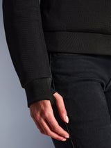 Alpinestars Stella Chrome Superairflow Hoodie, czarna, zbliżenie na tekstylną siatkę 3D oraz prążkowany elastyczny mankiet ze zintegrowaną pętlą na kciuk zapewniającą pewne dopasowanie.