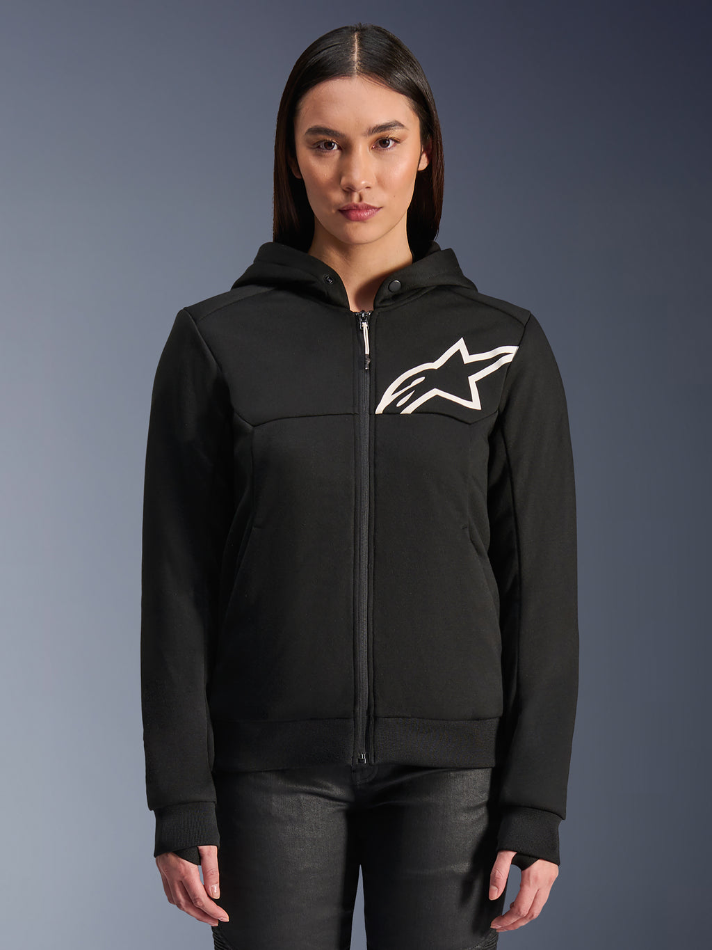 Alpinestars Stella Chrome V2 Sport Hoodie, damska czarna motocyklowa bluza rozpinana z kapturem, białe logo gwiazdy na piersi, konstrukcja z technicznego polaru, kaptur z guzikiem zatrzaskowym przy kołnierzu, miejska odzież wyczynowa