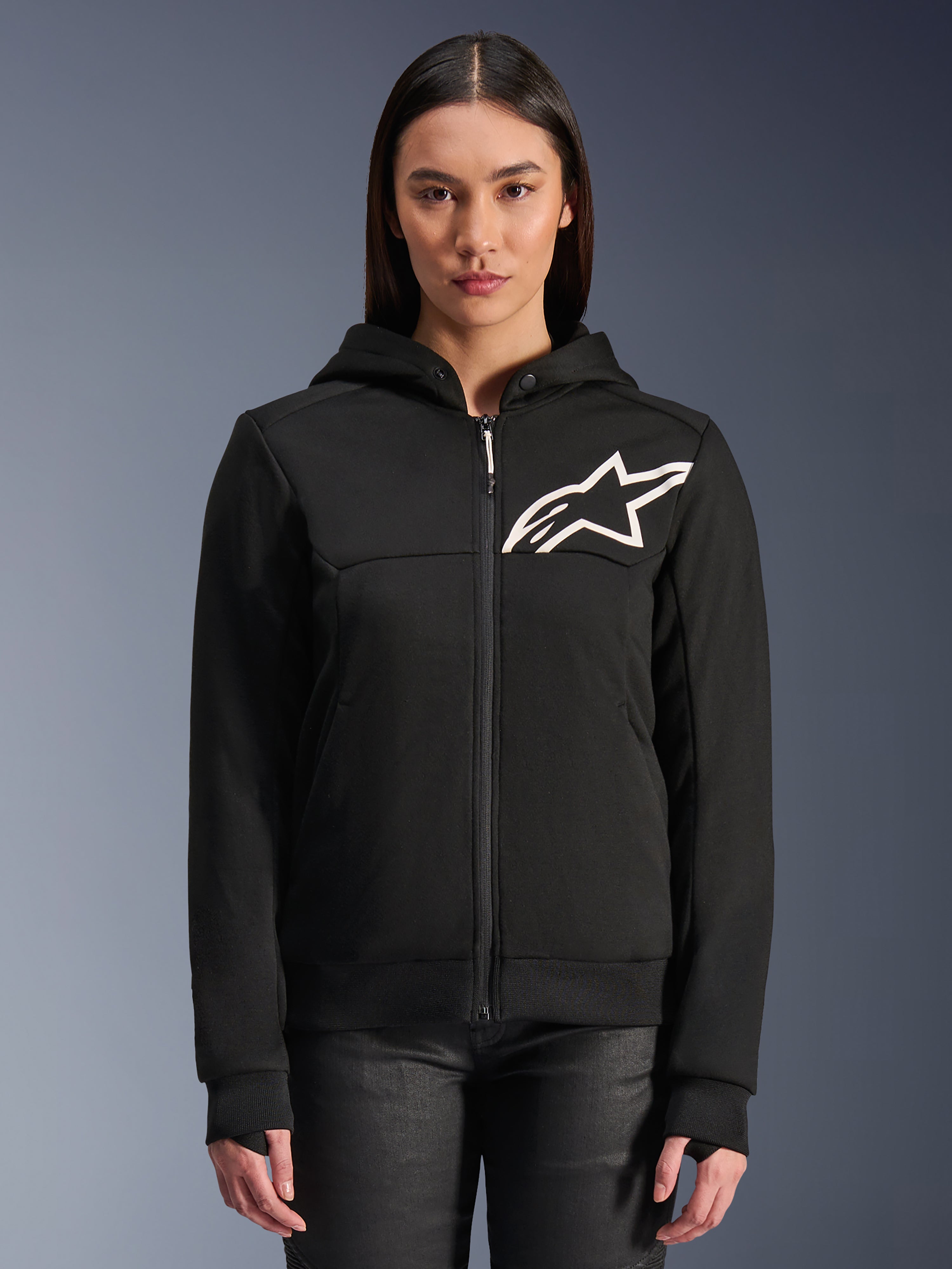 Alpinestars Stella Chrome V2 Sport Hoodie, damska czarna motocyklowa bluza rozpinana z kapturem, białe logo gwiazdy na piersi, konstrukcja z technicznego polaru, kaptur z guzikiem zatrzaskowym przy kołnierzu, miejska odzież wyczynowa