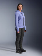 Alpinestars Stella Chrome V2 Sport Hoodie, damska bluza motocyklowa w kolorze niebiesko-fioletowym z białym logo Alpinestars na piersi, prezentowana na modelce z czarnymi spodniami i butami motocyklowymi, miejska odzież motocyklowa dla kobiet