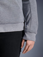 Alpinestars Stella Chrome V2 Sport Hoodie w kolorze Gray Heather, zbliżenie na detale ściągacza na dole i mankietów, materiał z technicznego polaru, miejska odzież motocyklowa dla kobiet