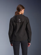 Alpinestars Stella Radium Tech Hoodie, damska miejska bluza motocyklowa w kolorze czarnym, widok z tyłu przedstawiający kaptur z pionowym srebrnym brandingiem Alpinestars, lekka 3-warstwowa wiatroszczelna powłoka, nowoczesny sportowy krój