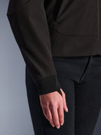 Alpinestars Stella Radium Tech Hoodie, czarna, zbliżenie na żebrowany elastyczny mankiet i pętlę na kciuk, 3-warstwowa wiatroszczelna powłoka tekstylna, miejska damska odzież motocyklowa