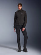 Alpinestars Stella Radium Tech Hoodie w kolorze czarnym, damska miejska techniczna bluza motocyklowa, zestawiona z czarnymi dopasowanymi spodniami i czarnymi butami, z małym logo na piersi i kapturem, lekka wiatroszczelna konstrukcja do jazdy miejskiej