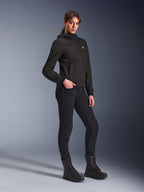 Alpinestars Stella Radium Tech Hoodie, czarna damska miejska bluza motocyklowa, zestawiona z czarnymi spodniami do jazdy i butami w stylu taktycznym, dopasowany sportowy krój, wiatroszczelna 3-warstwowa powłoka techniczna, minimalistyczny design z małym logo na piersi, zdjęcie studyjne całej sylwetki