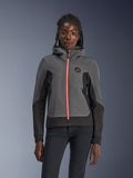 Alpinestars Stella Radium Tech Hoodie, damska bluza motocyklowa z kapturem, ciemnoszara i czarna z jaskraworóżowym zamkiem i sznurkami przy kapturze, prezentowana na modelce, sportowy miejski design z logo Alpinestars na piersi
