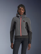 Alpinestars Stella Radium Tech Hoodie, damska bluza motocyklowa z kapturem, ciemnoszara i czarna z jaskraworóżowym zamkiem i sznurkami przy kapturze, prezentowana na modelce, sportowy miejski design z logo Alpinestars na piersi