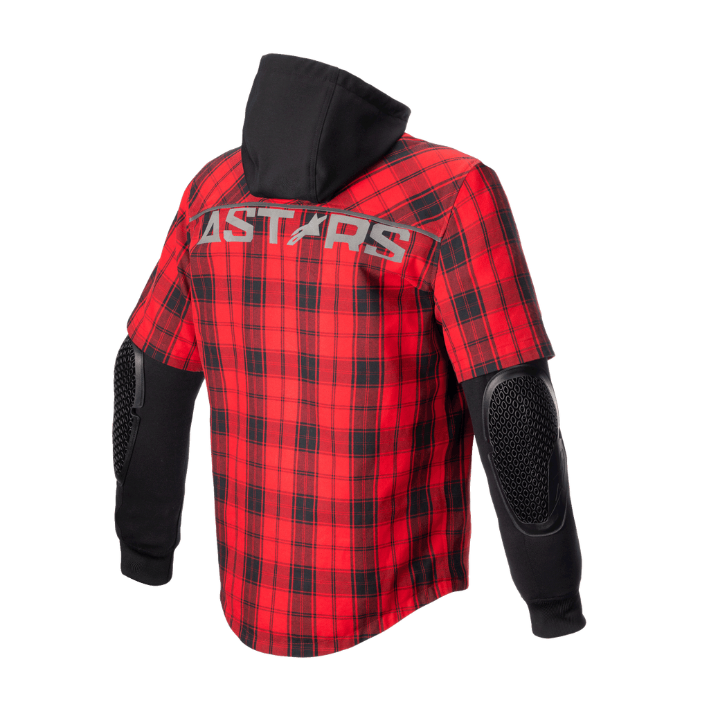 Koszula motocyklowa Alpinestars MO.ST.EQ Tartan, czerwono-czarna, widok z tyłu prezentujący wzór w czerwoną kratę, czarny kaptur, długie czarne rękawy z odsłoniętymi ochraniaczami łokci o strukturze plastra miodu, logo ASTARS na plecach