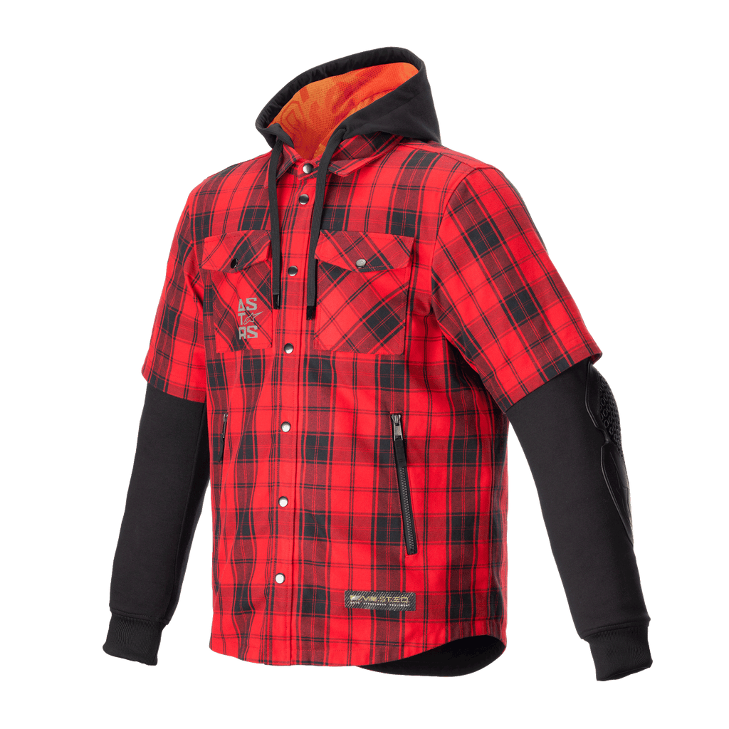 Alpinestars MO.ST.EQ Tartan Shirt, koszula motocyklowa w czerwono-czarną kratę, hybrydowy design z krótkimi rękawami zewnętrznymi i długimi czarnymi rękawami wewnętrznymi, czarny kaptur z pomarańczową podszewką z siatki, przód zapinany na zatrzaski, kieszenie na zamek, miejska ochronna odzież motocyklowa