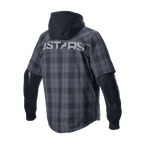 Alpinestars MO.ST.EQ Tartan Shirt, miejska kurtka motocyklowa, kolor Tar Gray Black, widok z tyłu z logo „ASTARS” na łopatkach, stałym czarnym kapturem i odsłoniętymi ochraniaczami łokci o strukturze plastra miodu na długich czarnych rękawach