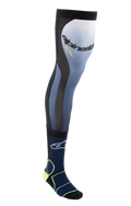 Alpinestars Knee Brace Socks, długie skarpety motocrossowe, ciemnogranatowe i żółte fluorescencyjne, elastyczna cholewka z Lycry z siateczkowymi wstawkami, silikonowy brzeg i wyściełane wsparcie kostki zapewniające ochronę w terenie