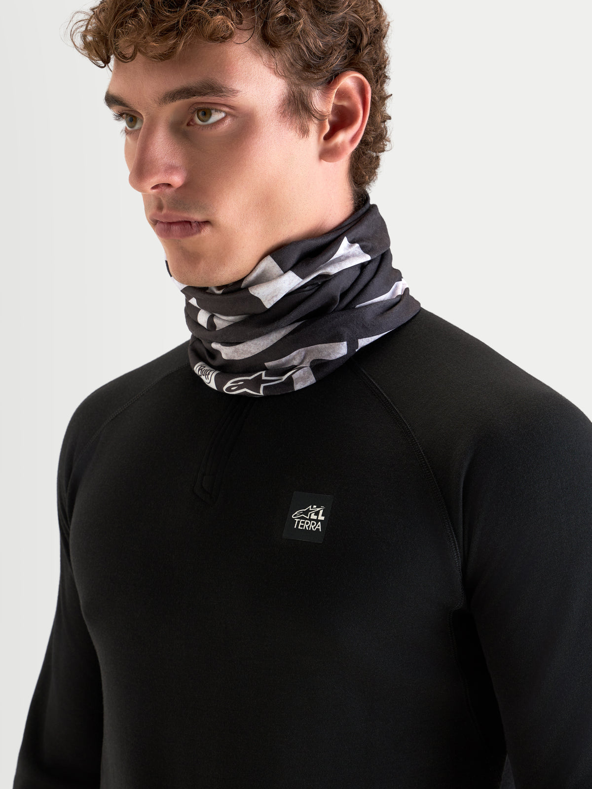 Alpinestars Buff All Terra Primaloft Neck Tube, czarny i szary komin motocyklowy i outdoorowy, na modelu z izolujaącą technologią PrimaLoft