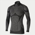 Alpinestars Ride Tech Top Long Sleeve Winter, motocyklowa bielizna termoaktywna, czarno-szara, techniczna koszulka z długim rękawem, panele o strukturze plastra miodu o podwójnej gęstości, krój kompresyjny, stójka z białym logo Alpinestars, profesjonalna odzież termiczna na zimę