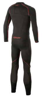 Alpinestars Ride Tech Lite 1-Piece Undersuit, techniczna motocyklowa bielizna termoaktywna, czarno-czerwona, widok z tyłu podkreślający czerwone płaskie szwy i logo Alpinestars, bezszwowe dopasowanie kompresyjne z oddychającymi panelami z siatki