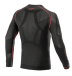Alpinestars Ride Tech V2 Top Long Sleeve Summer, motocyklowa warstwa bazowa, czarno-czerwona, widok z tyłu przedstawiający konstrukcję dopasowaną do ciała z wstawkami z otwartej siatki, czerwone płaskie szwy oraz czerwone logo Alpinestars na kołnierzu, techniczna warstwa na ciepłe dni