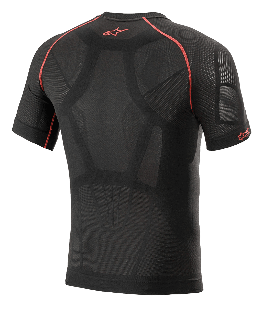 Alpinestars Ride Tech V2 Top Short Sleeve Summer, motocyklowa warstwa bazowa, czarno-czerwona, widok z tyłu przedstawiający konstrukcję z mapowaniem ciała z siateczkowymi panelami wentylacyjnymi, czerwone kontrastowe szwy i czerwone logo Astars w górnej części pleców