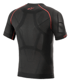 Alpinestars Ride Tech V2 Top Short Sleeve Summer, motocyklowa warstwa bazowa, czarno-czerwona, widok z tyłu przedstawiający konstrukcję z mapowaniem ciała z siateczkowymi panelami wentylacyjnymi, czerwone kontrastowe szwy i czerwone logo Astars w górnej części pleców