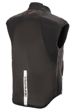 Alpinestars HT Heat Tech Vest, czarna, widok z tyłu z czerwonym logo Astars w górnej części pleców i pionowym odblaskowym białym paskiem z napisem Alpinestars na dole, motocyklowa podgrzewana warstwa podstawowa