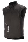 Alpinestars HT Heat Tech Vest, czarna podgrzewana motocyklowa warstwa podstawowa, wysoki kołnierz z asymetrycznym skośnym zamkiem, techniczna konstrukcja tekstylna z białym logo Alpinestars, warstwa termiczna do zimowej jazdy przygodowej i turystyki szosowej