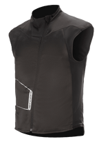 Alpinestars HT Heat Tech Vest, czarna podgrzewana motocyklowa warstwa podstawowa, wysoki kołnierz z asymetrycznym skośnym zamkiem, techniczna konstrukcja tekstylna z białym logo Alpinestars, warstwa termiczna do zimowej jazdy przygodowej i turystyki szosowej