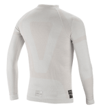 Alpinestars ZX Evo V2 Long Sleeve Top, bielizna termoaktywna do wyścigów samochodowych, biało-szary, widok z tyłu przedstawiający lekką bezszwową konstrukcję tubularną i etykiety certyfikacji FIA na dolnym brzegu