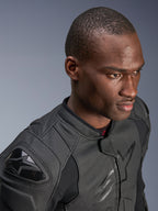 Alpinestars Dusk Airflow Leather Jacket, czarna skórzana kurtka motocyklowa, zbliżenie na modela, rozległa perforacja zapewniająca oddychalność, zewnętrzne slidery ramion DFS, nowoczesny sportowy design