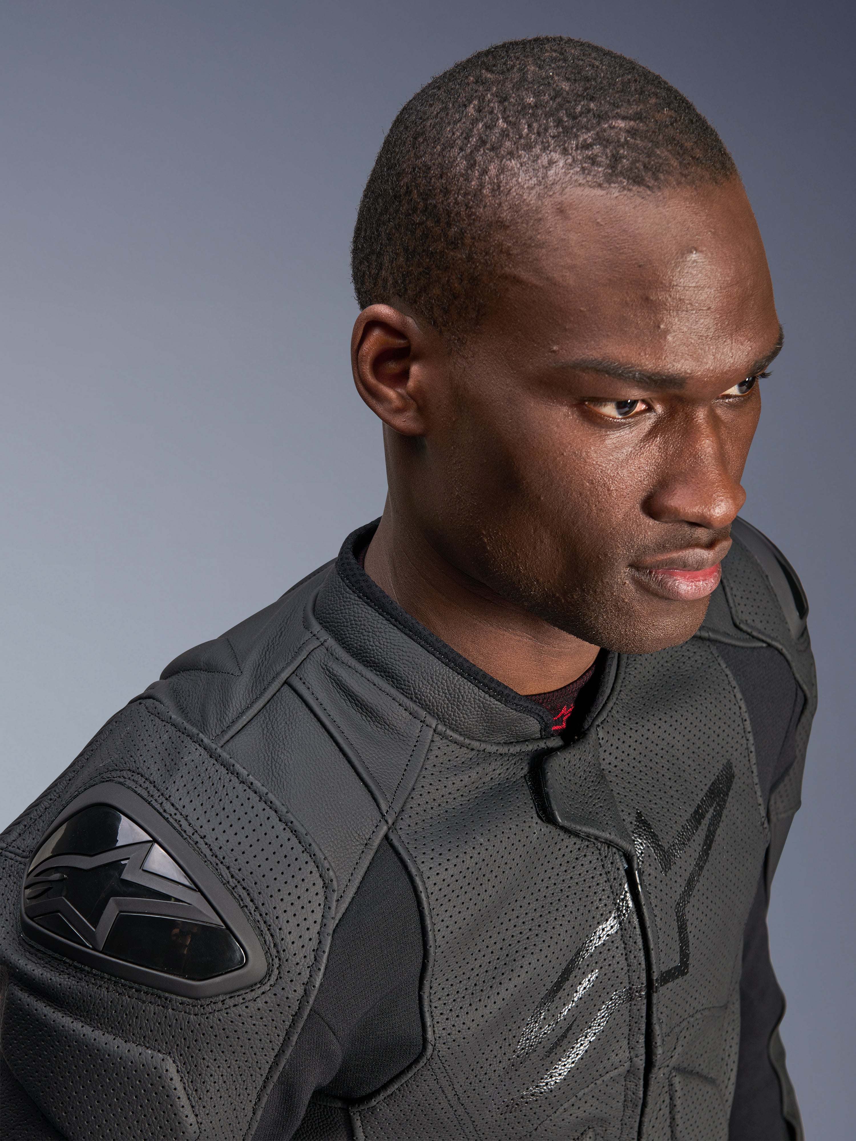 Alpinestars Dusk Airflow Leather Jacket, czarna skórzana kurtka motocyklowa, zbliżenie na modela, rozległa perforacja zapewniająca oddychalność, zewnętrzne slidery ramion DFS, nowoczesny sportowy design