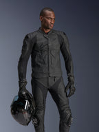Alpinestars Dusk Airflow Leather Jacket, czarna skórzana kurtka motocyklowa, noszona przez motocyklistę z pasującymi skórzanymi spodniami i rękawicami, trzymającego czarny kask, perforowane panele skórzane, zintegrowane ochraniacze do sportowej jazdy