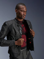 Skórzana kurtka Alpinestars Dusk Airflow, kolor Black Black, noszona przez modela na czerwono-czarnej warstwie bazowej, z perforowanymi panelami skórzanymi, zewnętrznymi sliderami ramion DFS i o sportowym kroju.