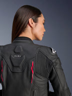 Alpinestars Stella Dusk Leather Jacket, damska kurtka skórzana, czarna z akcentami Diva Pink i białym logo na ramieniu, widok z tyłu pokazujący branding DUSK oraz harmonijkowe panele elastyczne, sportowy ergonomiczny design