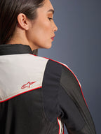 Kurtka Alpinestars Stella T-Dyno WR w kolorze Black Ecru Bright Red, zbliżenie na ramię i plecy, panele w kolorze ekri z czerwonymi lamówkami, czerwone logo z gwiazdą Alpinestars, damska tekstylna odzież motocyklowa