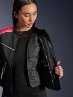 Alpinestars Stella T-Dyno WR Jacket, czarna tekstylna kurtka motocyklowa z jaskrawoczerwonymi i fuksjowymi akcentami, rozpięta, by pokazać wewnętrzną pikowaną kamizelkę termiczną i wodoodporną kieszeń, damski krój motocyklowy inspirowany stylem vintage