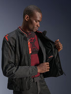 Kurtka Alpinestars Viper Air V4, Black Red Fluo, kurtka motocyklowa z panelami z siatki technicznej, męski model prezentujący wodoodporną wewnętrzną kieszeń i podszewkę, neonowe czerwone akcenty oraz oznaczenie Tech-Air Ready