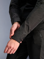 Alpinestars Stella C-1 Air Jacket, czarna, zbliżenie na mankiet rękawa z subtelnym logo naniesionym termotransferem, lekka konstrukcja z materiału tekstylnego i siatki, miejska odzież motocyklowa dla kobiet