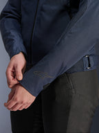 Alpinestars Stella C-1 Air Jacket, damska kurtka motocyklowa, niebieska, zbliżenie na rękaw z logo gwiazdy, panele z tkaniny siatkowej i regulowany pasek w talii, miejska odzież motocyklowa
