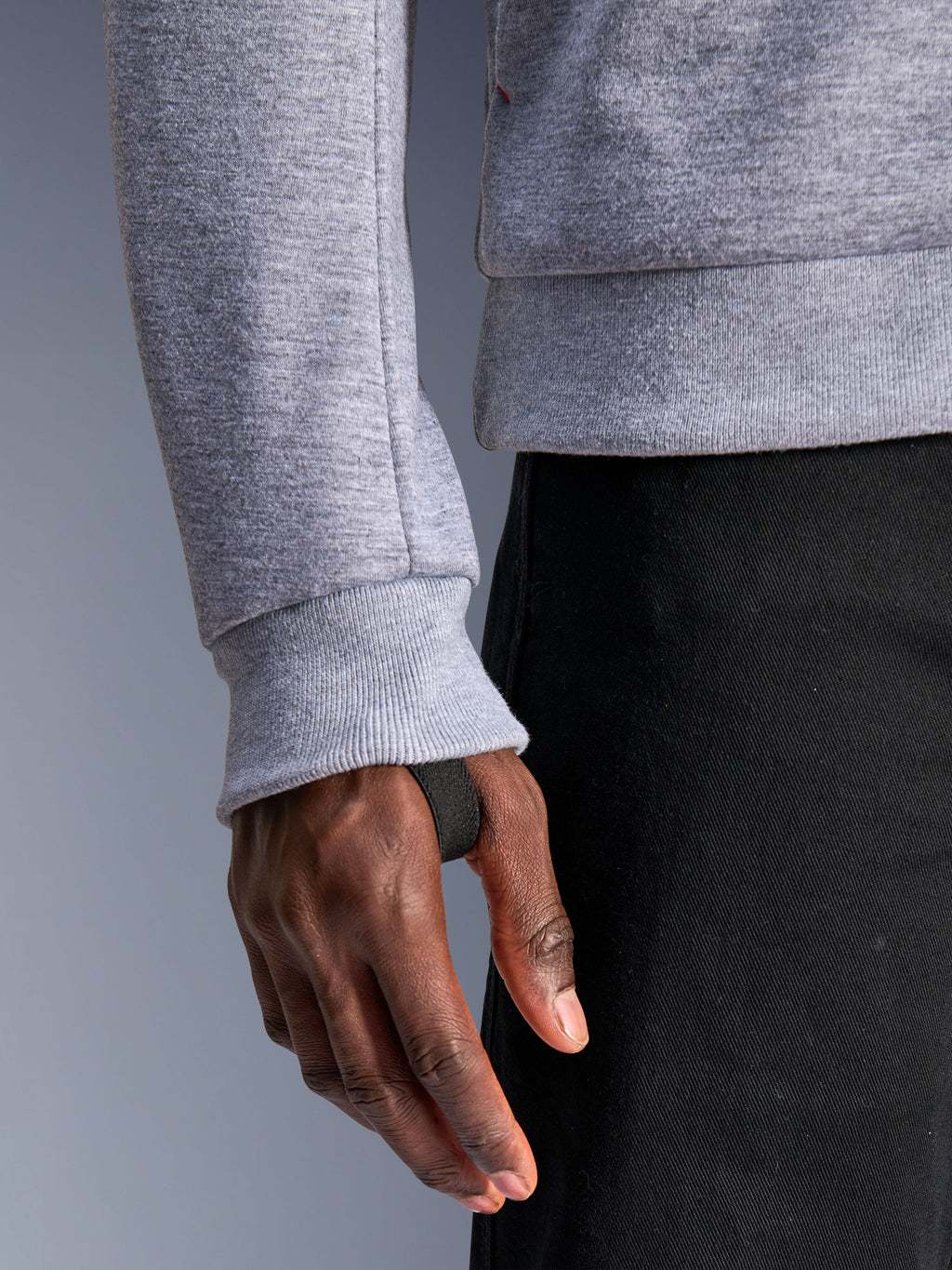 Alpinestars Chrome V2 Sport Hoodie, Gray Heather, zbliżenie na prążkowany mankiet rękawa ze zintegrowaną czarną pętlą na kciuk dla pewnego dopasowania, techniczny materiał polarowy, miejska odzież motocyklowa