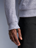 Alpinestars Chrome V2 Sport Hoodie, Gray Heather, zbliżenie na prążkowany mankiet rękawa ze zintegrowaną czarną pętlą na kciuk dla pewnego dopasowania, techniczny materiał polarowy, miejska odzież motocyklowa