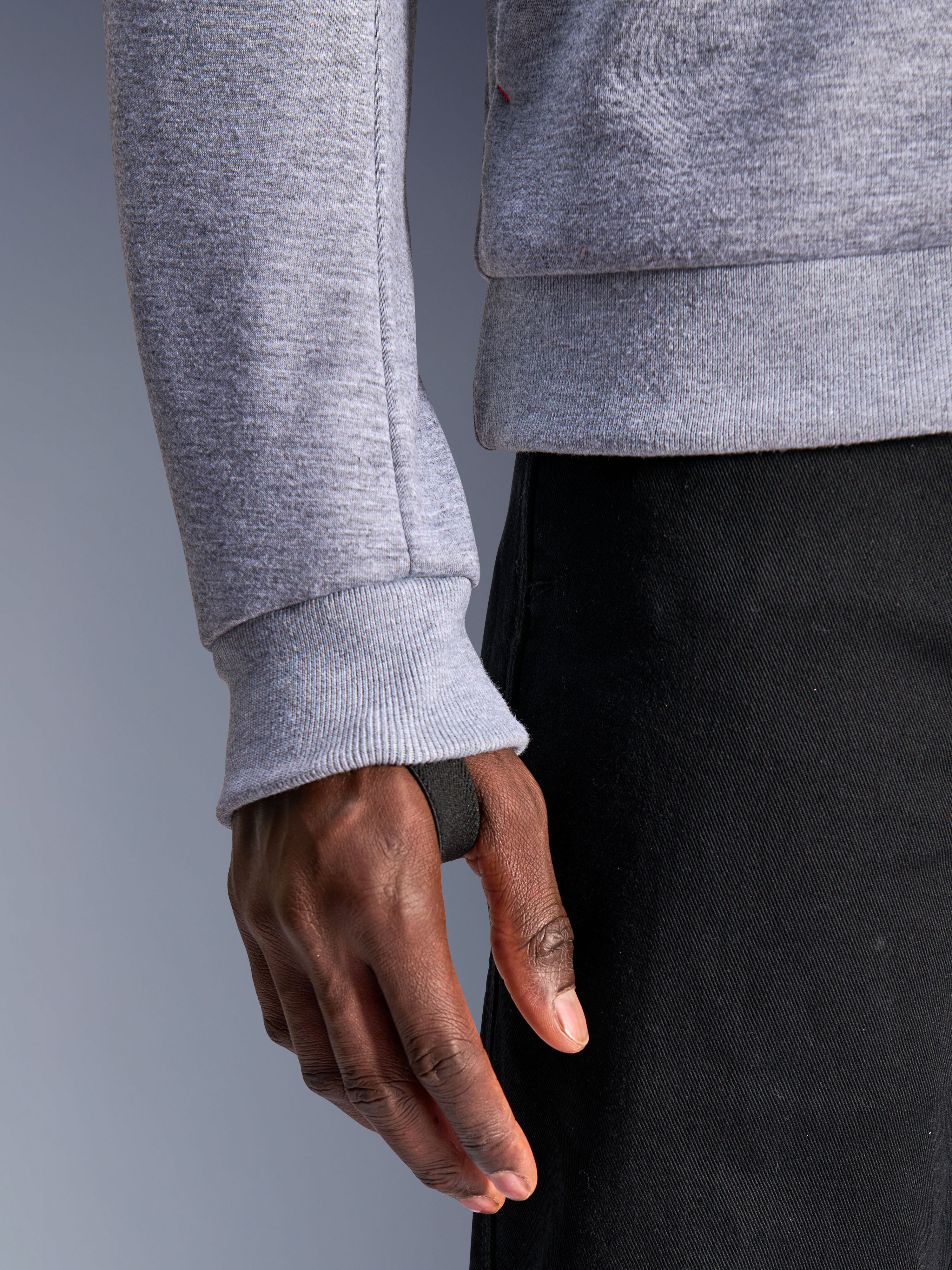 Alpinestars Chrome V2 Sport Hoodie, Gray Heather, zbliżenie na prążkowany mankiet rękawa ze zintegrowaną czarną pętlą na kciuk dla pewnego dopasowania, techniczny materiał polarowy, miejska odzież motocyklowa