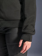 Alpinestars Stella Chrome V2 Sport Hoodie, czarna, zbliżenie na prążkowany mankiet rękawa z otworem na kciuk oraz prążkowany ściągacz w pasie, materiał z technicznego polaru do miejskiej jazdy motocyklowej