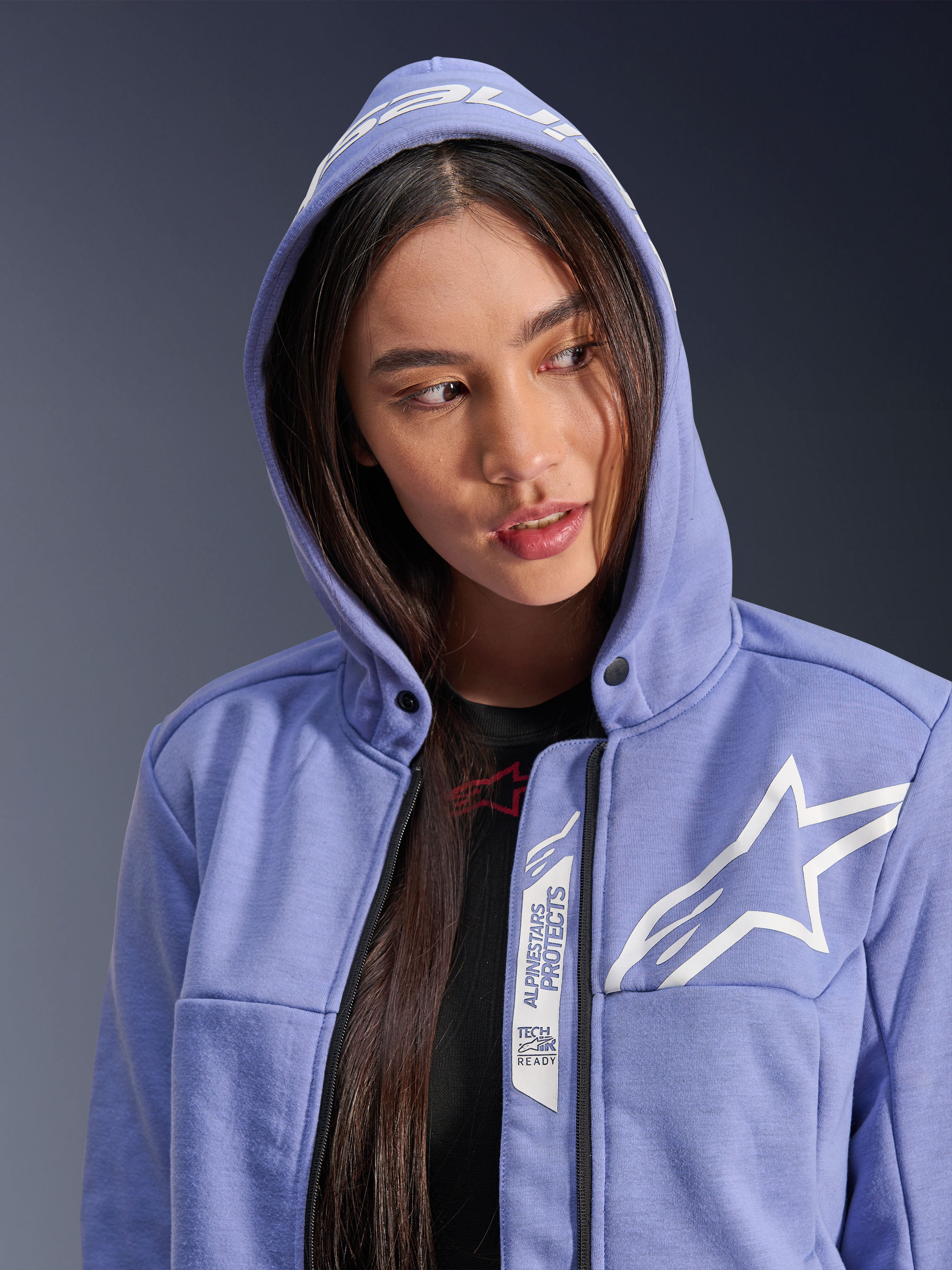 Alpinestars Stella Chrome V2 Sport Hoodie, damska bluza motocyklowa, niebiesko-fioletowa z białym logo gwiazdy, napisy „Alpinestars Protects” i „Tech-Air Ready” przy zamku, swobodny miejski styl z założonym kapturem