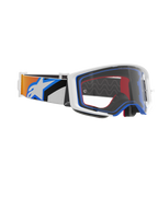 Gogle Alpinestars Supertech Corp, gogle motocrossowe, niebieskie, pomarańczowe i przezroczyste, widok z boku ukazujący przezroczystą szybkę, biała oprawka z niebieskimi i czerwonymi akcentami, szeroki pasek z pomarańczową i niebieską grafiką oraz dużym białym logo Alpinestars