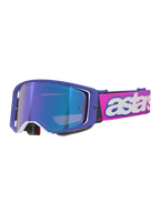 Gogle Alpinestars Supertech Vision Vista, gogle motocrossowe, fioletowa oprawka z białymi akcentami i niebieską lustrzaną szybką, jaskraworóżowy pasek z wyraźnym białym logo „astars”, profesjonalne gogle do wyścigów terenowych