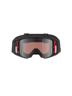 Gogle Alpinestars Supertech Corp Absolute Vision, gogle motocrossowe, czarno-czerwona oprawka ze srebrną lustrzaną szybką, z napisem „ONE GOAL. ONE VISION.” na górnej ramce i czerwonymi bocznymi akcentami, profesjonalna ochrona oczu do motocrossu