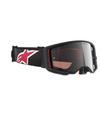 Alpinestars Supertech Corp Goggles Absolute Vision, gogle motocrossowe, czarno-czerwone ze srebrną lustrzaną szybką, profil pod kątem pokazujący czarny pasek z dużym czerwono-białym logo gwiazdy, smukła konstrukcja oprawki do jazdy off-road