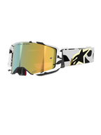Alpinestars Supertech Corp Goggles Absolute Vision, gogle motocrossowe, biało-czarna wzorzysta oprawka ze złotą lustrzaną soczewką, szeroki pasek z czarnym abstrakcyjnym wzorem i złotym logo Alpinestars, napis "ONE GOAL. ONE VISION." na soczewce, wysokiej klasy sprzęt wyścigowy