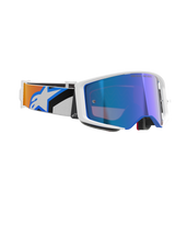 Alpinestars Supertech Corp Goggles Absolute Vision, gogle motocrossowe, biała oprawka z niebieską lustrzaną soczewką, regulowany pasek z niebiesko-pomarańczową grafiką i logo Alpinestars, profesjonalne gogle do jazdy terenowej
