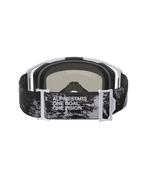 Gogle Alpinestars Vision 8 Lahnd, gogle motocrossowe, Iron Camo i Mirror Silver, widok z tyłu pokazujący regulowany pasek z napisem „ONE GOAL. ONE VISION.”, wzór kamuflażu z białymi i szarymi akcentami oprawki